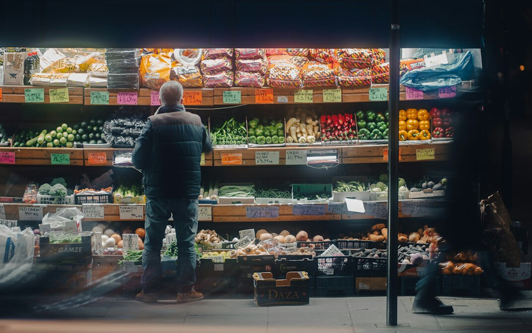 supermarket detective monitoring